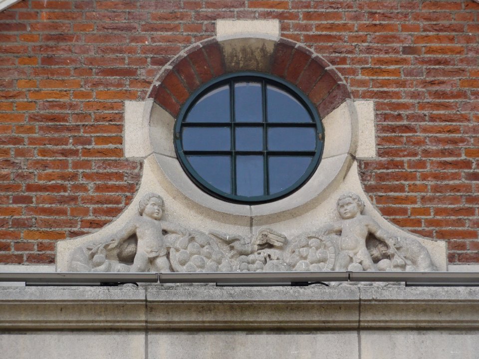 Gendt (Lingewaard) gevelsculptuur voorm. gemeentehuis