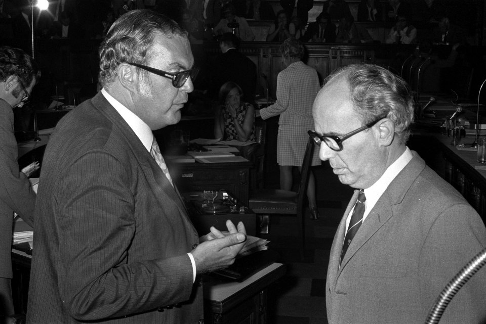 Gemeenteraadszitting Rotterdam, (l) drs Luns , (r) wethouder De Vos, Bestanddeelnr 924-8901