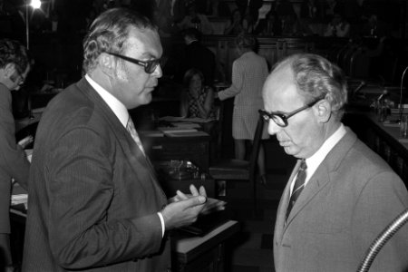 Gemeenteraadszitting Rotterdam, (l) drs Luns , (r) wethouder De Vos, Bestanddeelnr 924-8901