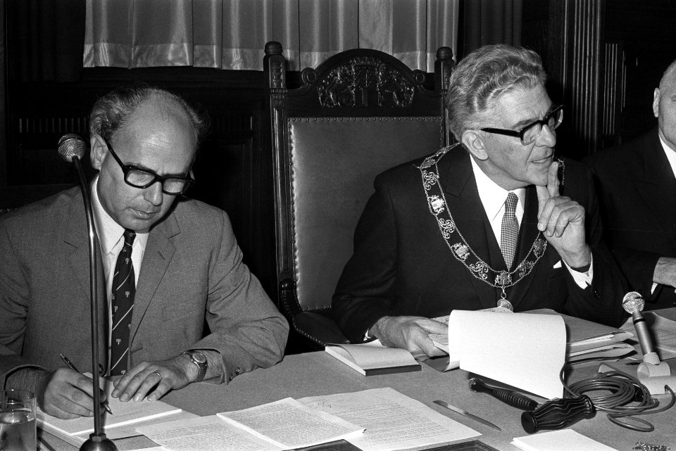 Gemeenteraadszitting Rotterdam, (l) wethouder George de Vos en (r) burgemeester , Bestanddeelnr 924-8902