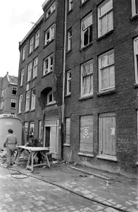 Gemeentewoningen van Amsterdam aan Javaplein worden gemoderniseerd., Bestanddeelnr 923-4191