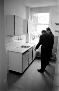 Gemeentewoningen van Amsterdam aan Javaplein worden gemoderniseerd. Gemodernisee, Bestanddeelnr 923-4185