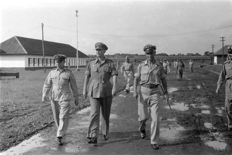 Generaal Buurman van Vreeden tijdens een rondleiding over het terrein van de sch, Bestanddeelnr 116-4-6