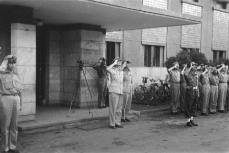 Generaal Buurman van Vreeden salueert, Bestanddeelnr 211-6-3