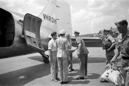 Generaal Buurman van Vreeden, vergezeld door zijn adjudant, wordt begroet door …, Bestanddeelnr 336-1-3
