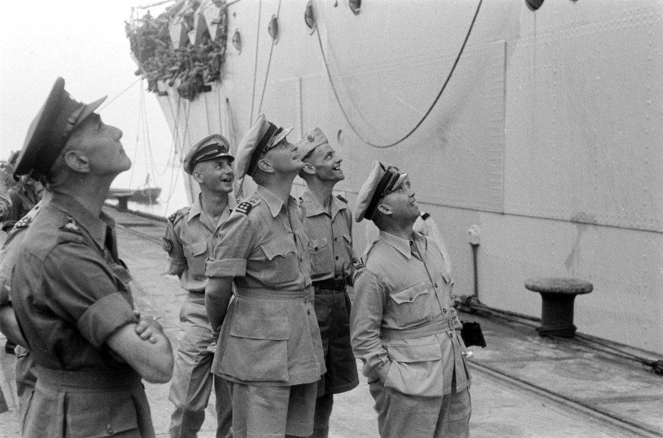 Generaal Buurman van Vreeden is aanwezig op de kade, Bestanddeelnr 71-6-6