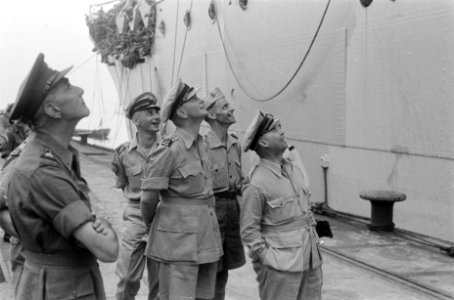 Generaal Buurman van Vreeden is aanwezig op de kade, Bestanddeelnr 71-6-6