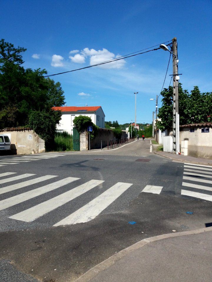Genay (Métropole de Lyon) - Rue des Mollières, vers l'est, en traversant la rue de la Madone