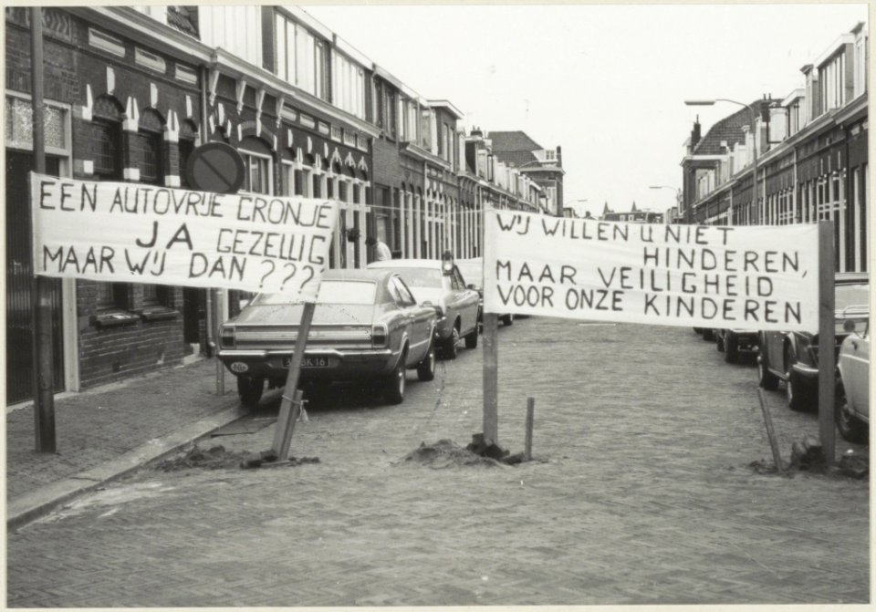 Generaal Bothastraat met spandoeken geblokkeerd als protest tegen verwachte parkeerhinder. NL-HlmNHA 54004888