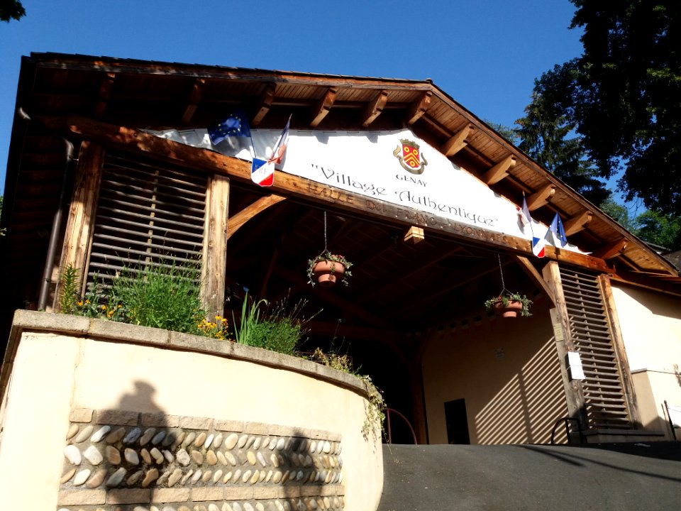 Genay - Rhône-Alpes - Halle du Franc-Lyonnais côté mairie