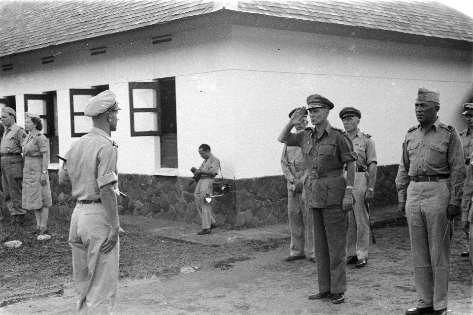 Generaal Buurman van Vreeden, met naast zich generaal-majoor S. de Waal groet ee, Bestanddeelnr 116-3-4
