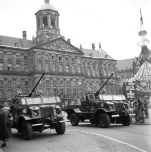Gemotoriseerde Bofors kanonnen van het 2e Light Anti Aircraft Regiment defileren, Bestanddeelnr 900-4334