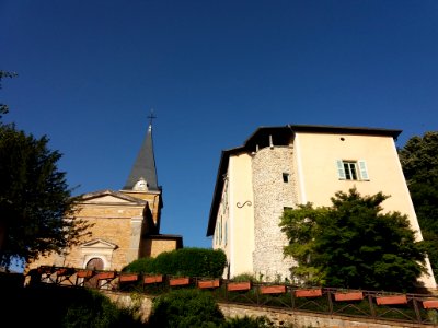 Genay - Rhône-Alpes - Église et bâtiment avec tour photo