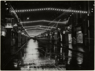 Gen. Cronjéstraat bij avond, met feestverlichting t.g.v. het 50-jarig bestaan van de winkelstraat. NL-HlmNHA 54004186