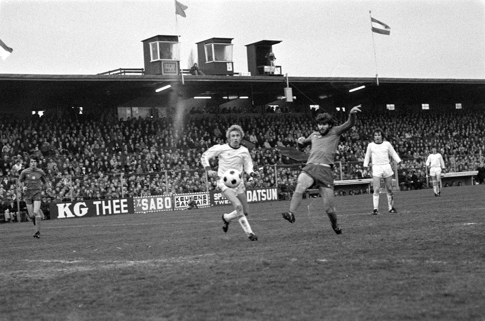 Gelegenheidsaanvaller Barry Hulshoff schiet op het Go Ahead-doel, Bestanddeelnr 929-1254