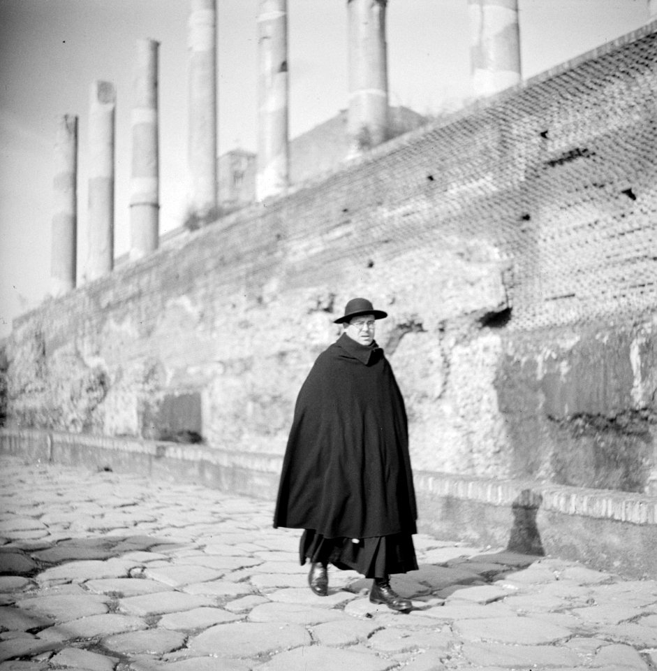 Geestelijke in een straat in de buurt van het Forum Romanum, Bestanddeelnr 254-5544