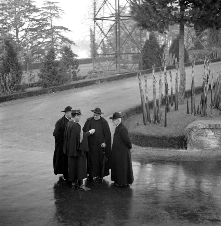Geestelijken en een agent in de tuin van het Vaticaan, Bestanddeelnr 191-1287