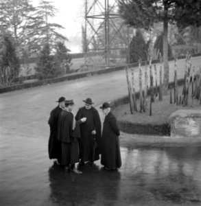 Geestelijken en een agent in de tuin van het Vaticaan, Bestanddeelnr 191-1287