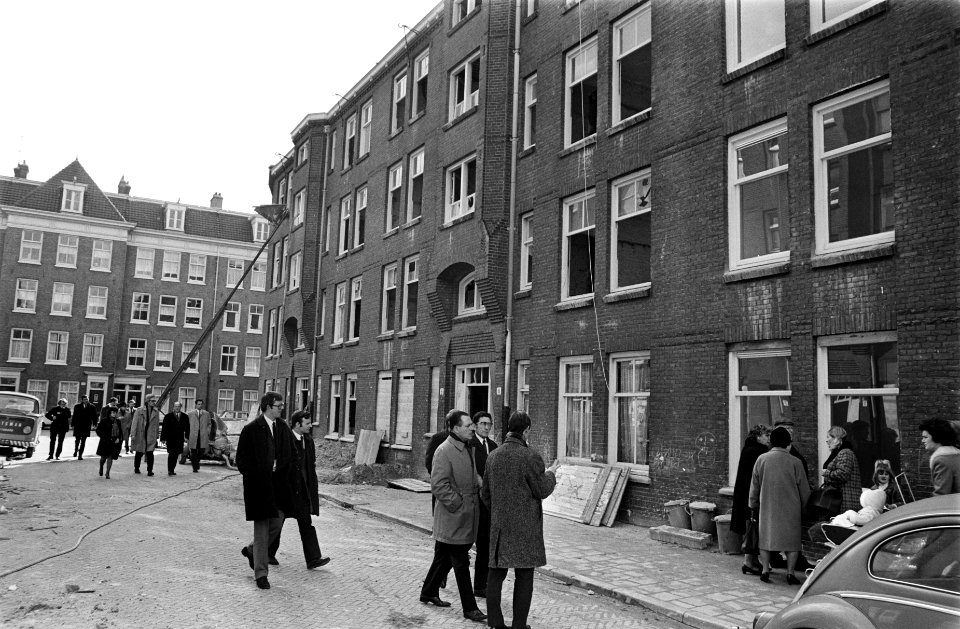 Gemeentewoningen van Amsterdam aan Javaplein worden gemoderniseerd. Journalisten, Bestanddeelnr 923-4186