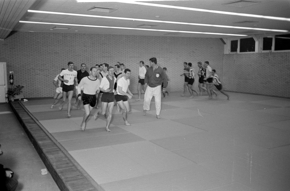 Geesink tijdens het observeren van sporters tijdens de training, Bestanddeelnr 918-4843