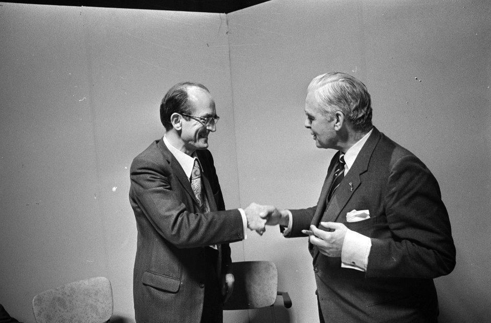 Geertsema (VVD) feliciteert Drees jr. (l), Bestanddeelnr 924-5009