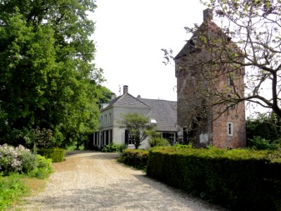 Gendt Rijksmonument 16078 Poelwijklaan 5 boerderij en 16079 poorttoren