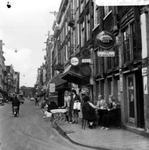 Geen doorgaand verkeer meer op Haarlemmerdijk, Amsterdam, mensen lopen op rijweg, Bestanddeelnr 926-4277