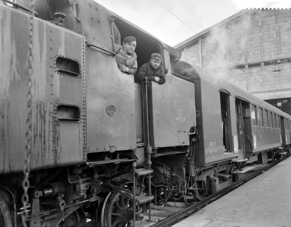 Geen staking bij de Franse spoorwegen, machinisten op locomotieven in het Gare d, Bestanddeelnr 910-4481