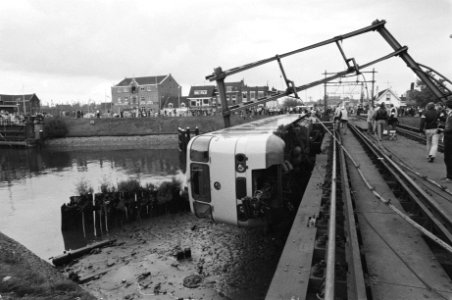 Gekantelde trein met rechts de spoorbrug, Bestanddeelnr 931-0189