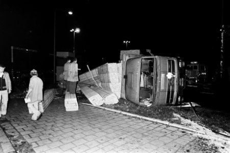 Gekantelde met hout beladen vrachtauto op 19-10-1979, Bestanddeelnr 930-5005