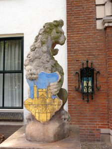 Gendt Rijksmonument 16076 linker wapenleeuw voorm. gemeentehuis