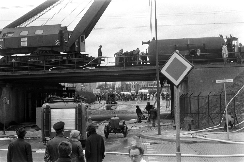 Gekantelde tankwagon wordt met hijskraan geborgen, spoorwegonderdoorgang is voor, Bestanddeelnr 923-4818