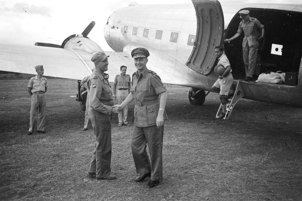 Generaal Buurman van Vreeden wordt begroet door kolonel J.K. Meyer, commandant …, Bestanddeelnr 336-6-2