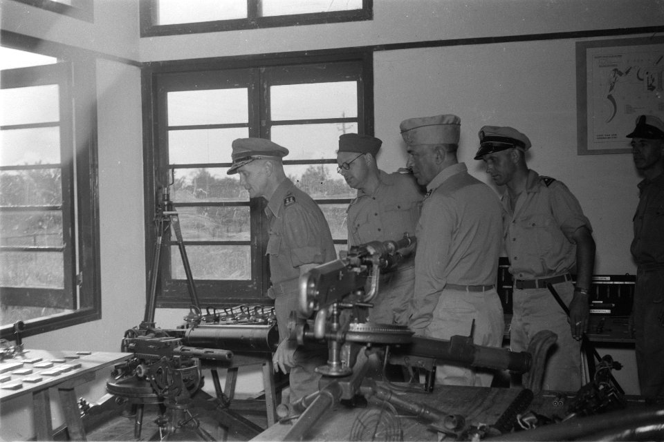Generaal Buurman van Vreeden tijdens een rondleiding door de schoolgebouwen, Bestanddeelnr 116-4-5