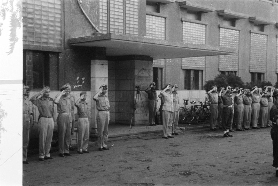 Generaal Buurman van Vreeden salueert, Bestanddeelnr 211-6-2