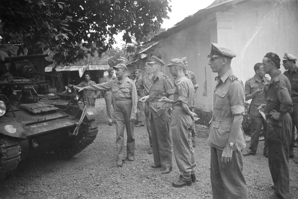 Generaal Buurman van Vreeden bekijkt een Stuart tank. Links naast hem kolonel J…, Bestanddeelnr 336-2-1