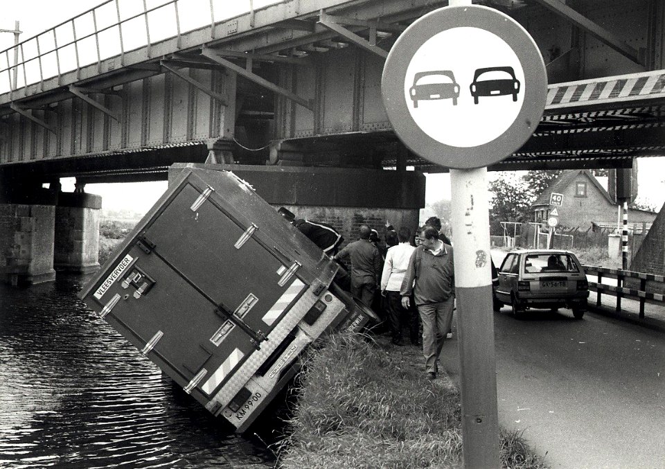 Gekantelde vrachtauto bij de Traliebrug. Aangekocht in 1989 van United Photos de Boer bv. - Negatiefnummer 29586 k 11 A. - Gepubliceerd in het Haarlems Dagblad dd. 27-09-1988. Identificatienummer 54-0