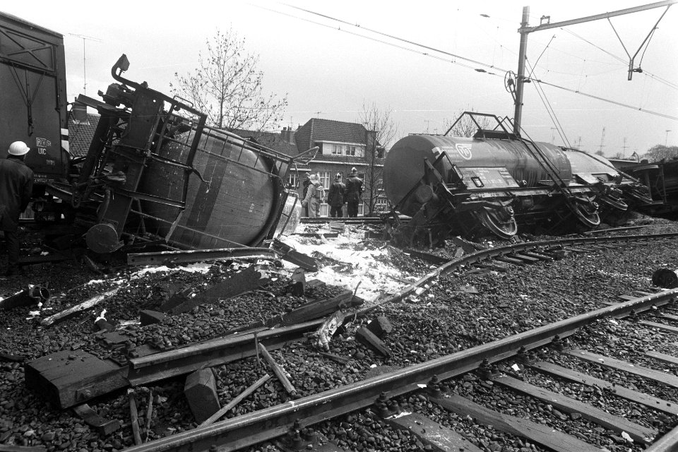 Gekantelde tankwagons liggen tussen zwaar beschadigde rails, Bestanddeelnr 923-4816
