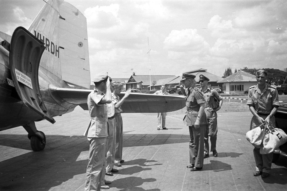 Generaal Buurman van Vreeden, vergezeld door zijn adjudant, groet drie militair…, Bestanddeelnr 336-1-2
