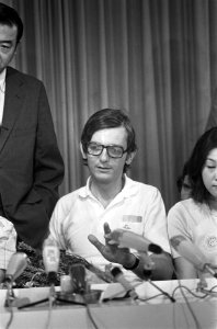Gekaapten uit Benghasi op Schiphol, heer Koning tijdens persconferentie (kop), Bestanddeelnr 926-5722