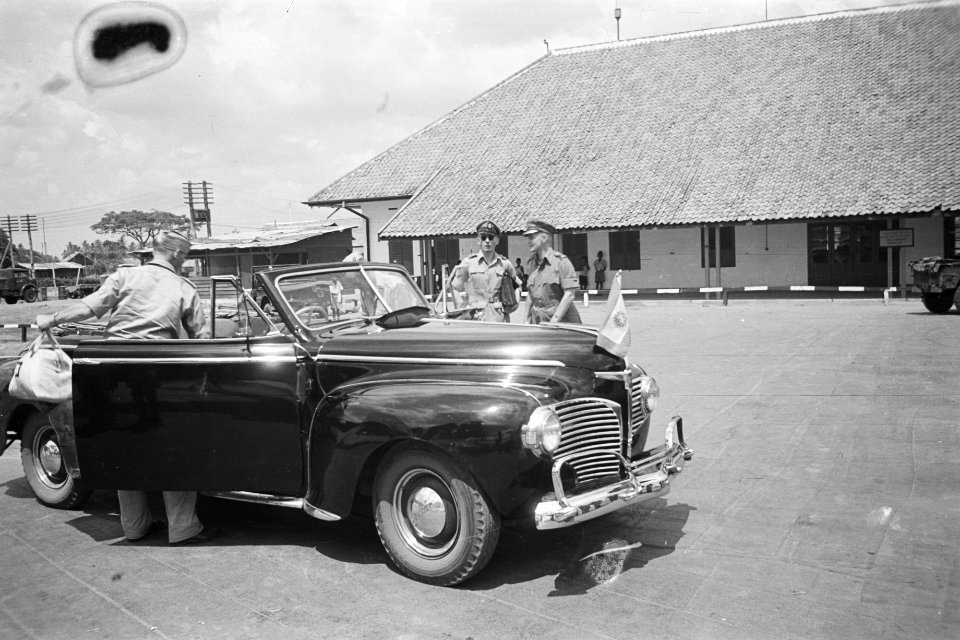 Generaal Buurman van Vreeden, vergezeld door luitenant-kolonel E. Wiersma, stap…, Bestanddeelnr 336-1-1