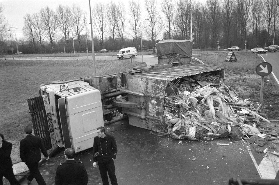 Gekantelde vrachtwagen met puin op Zuiderzeeweg in Amsterdam Noord, Bestanddeelnr 934-3635