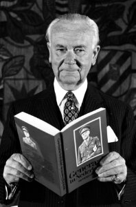 Generaal b.d. mr. H.J. Kruls met zijn boek, Bestanddeelnr 927-9597