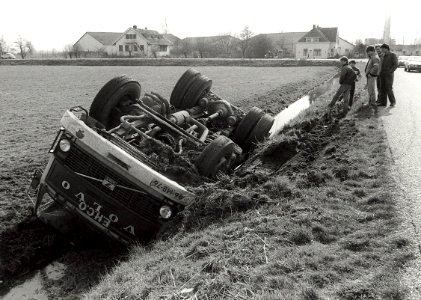 Gekantelde vrachtwagen aan de Kerkweg, ziende naar het westen. Aangekocht in 1984 van C. de Boer. - Gepubliceerd in het Haarlems Dagblad van 17.04.1984, NL-HlmNHA 1478 25900 K 38
