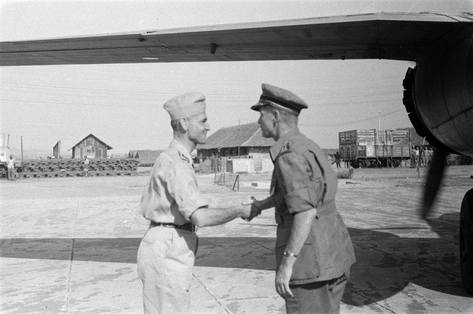 Generaal Buurman van Vreeden wordt begroet door de commandant X-Brigade, kolonel, Bestanddeelnr 63-1-1