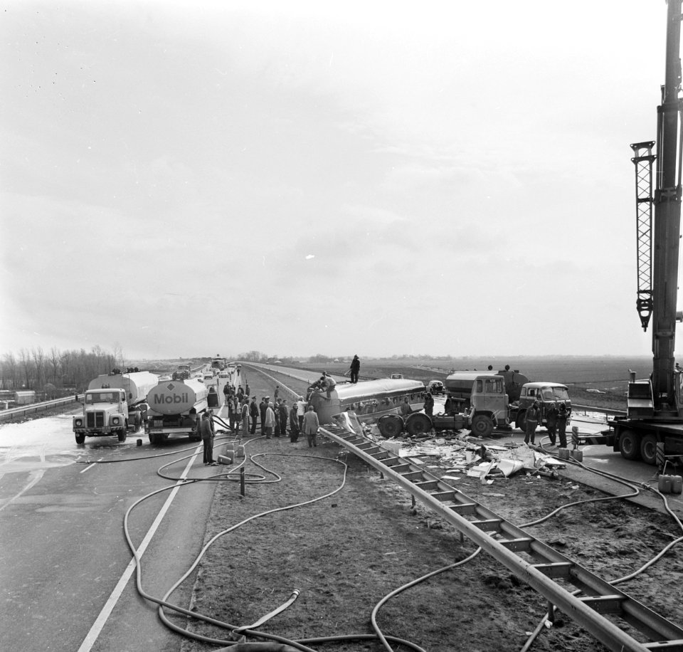 Gekanteld tankauto op A9 bij Amstelveen, nr 11 beschadigde zuurkoolauto, Bestanddeelnr 929-6369