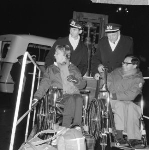Gehandicapten terug van Olympische Spelen te Tokio, C. Prins , die twee gouden m, Bestanddeelnr 917-1370