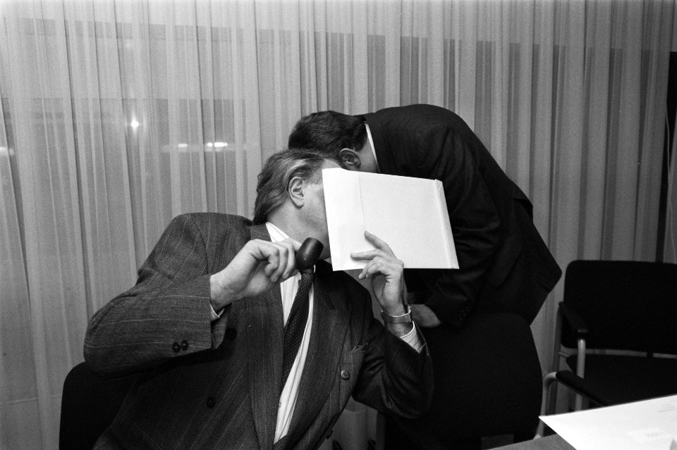 Geheim overleg achter een envelop tussen André van der Louw en Henk Hut, Bestanddeelnr 934-4163