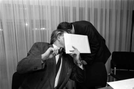 Geheim overleg achter een envelop tussen André van der Louw en Henk Hut, Bestanddeelnr 934-4163