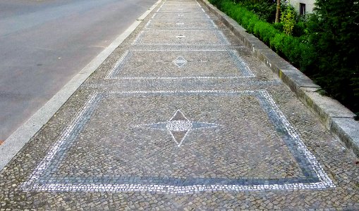 Gehweg.Drakestrasse.Berlin.Tiergarten.2